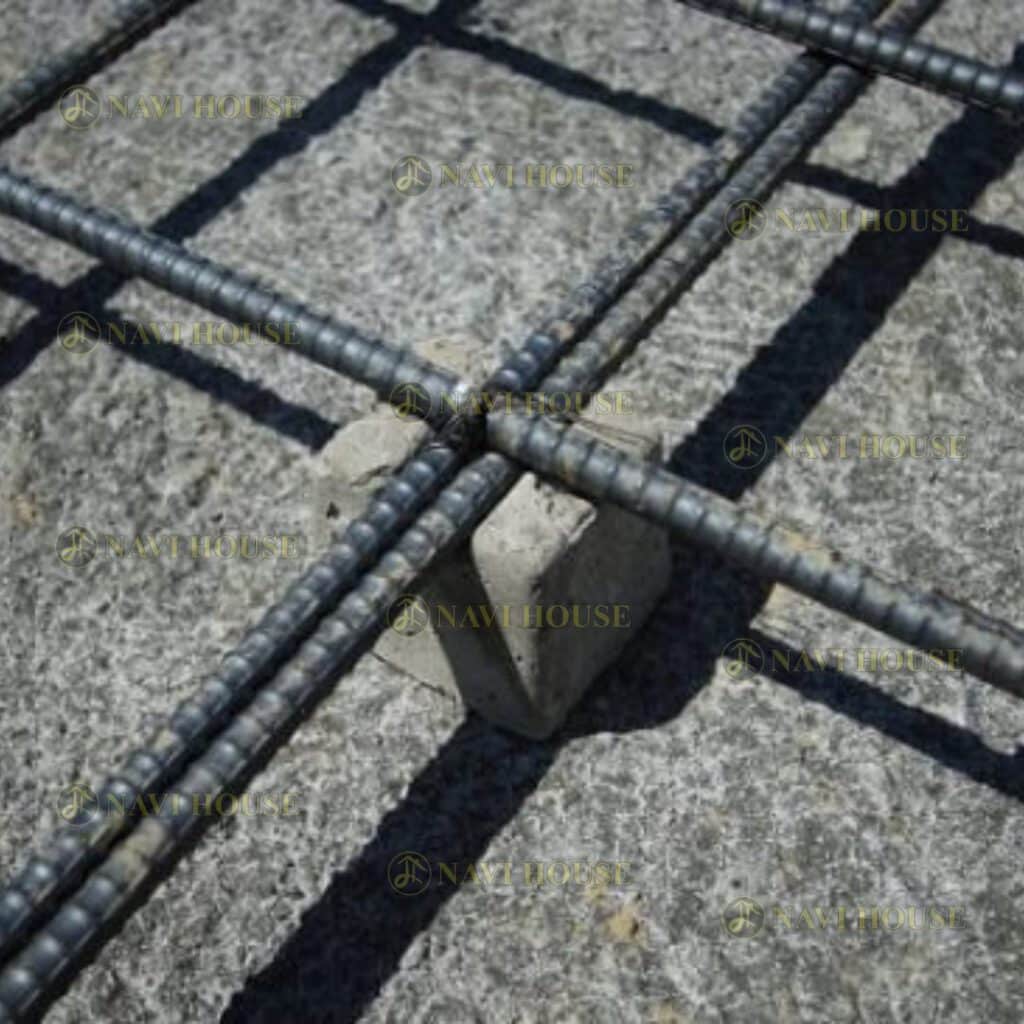 Con kê bê tông lớp dưới Navi House giúp giữ cốt thép đúng vị trí, đảm bảo chiều dày lớp bảo vệ bê tông và ngăn ngừa gỉ sét