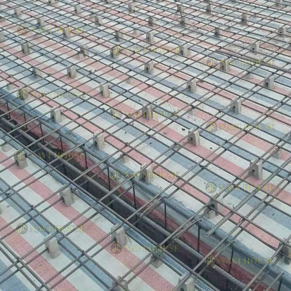 Con kê bê tông lớp trên đóng vai trò đảm bảo khoảng cách chính xác giữa lớp cốt thép trên và bề mặt bê tông