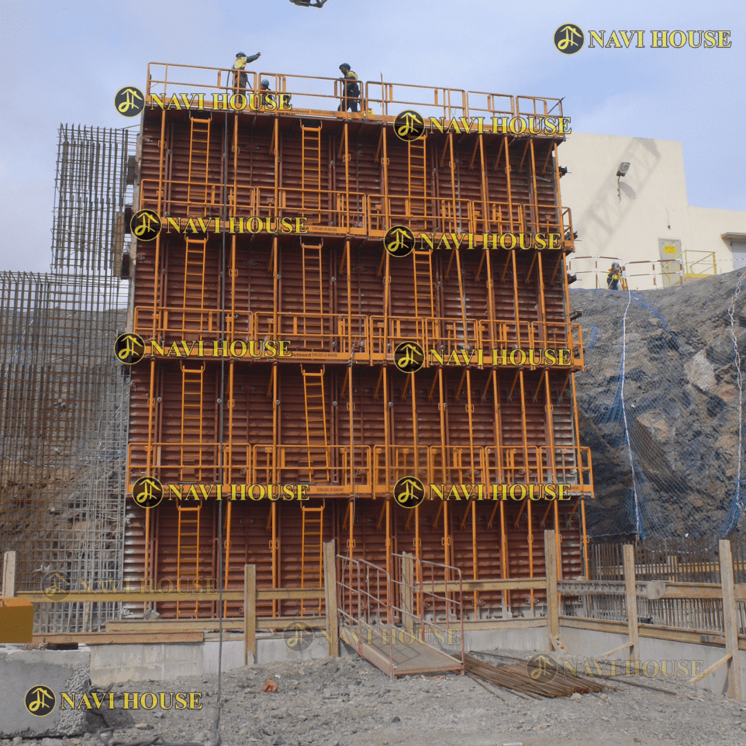 Cốp pha là hệ thống khuôn bao quanh khối bê tông chưa đông cứng, giúp định hình và giữ ổn định cốt thép trong quá trình đổ bê tông