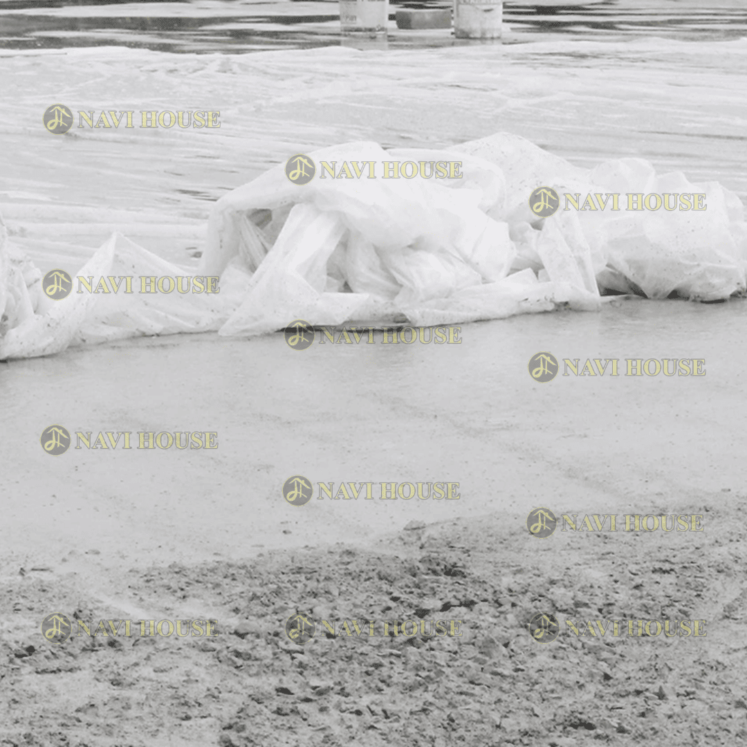 Trước khi đổ bê tông cần theo dõi thời tiết, chuẩn bị trước vật che chắn để hạn chế hậu quả của việc đổ bê tông gặp trời mưa