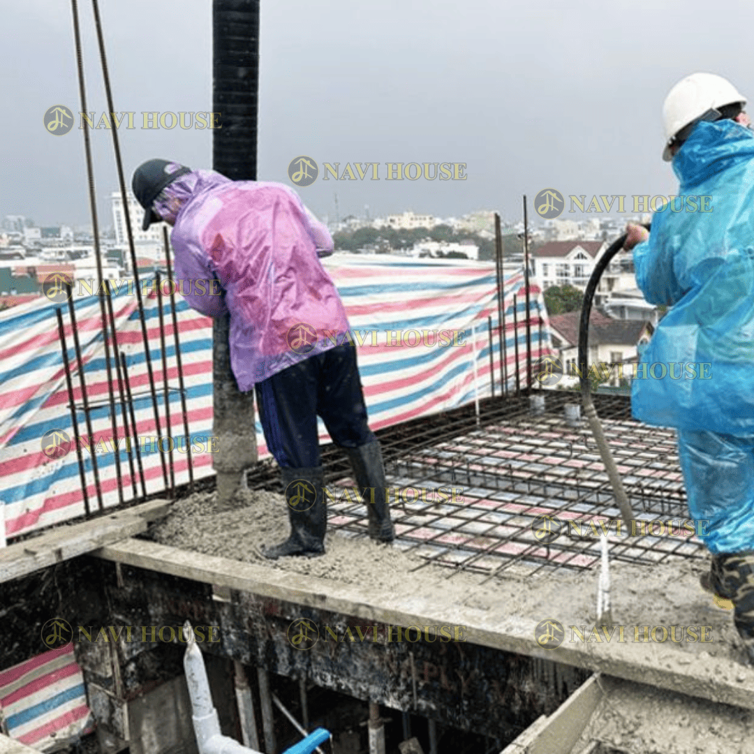 Đổ bê tông gặp trời mưa ảnh hưởng đến chất lượng bề mặt, độ bám dính và thời gian đông kết