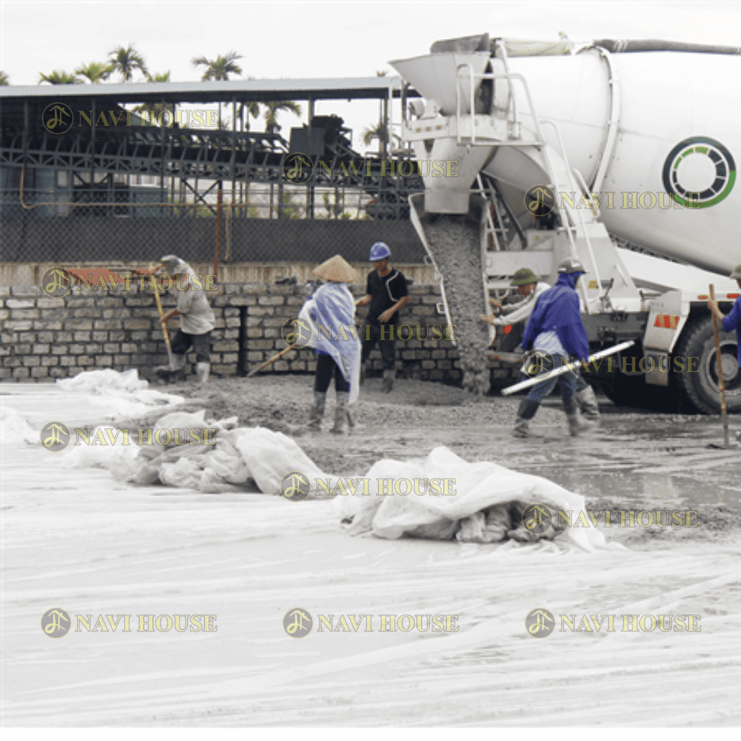 Khi đổ bê tông gặp trời mưa nên tìm vật che chắc hoặc ngưng đổ bê tông tạm thời sau đó kiểm tra lại bề mặt