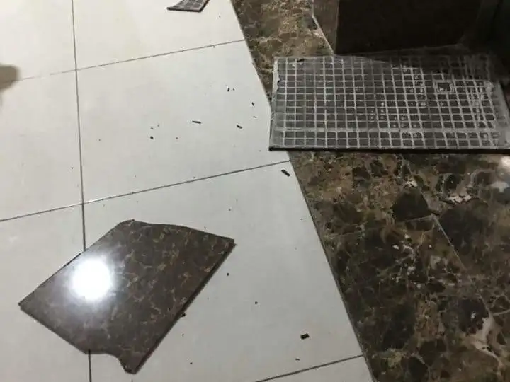 Hình ảnh gạch ốp tường bị rơi thực tế