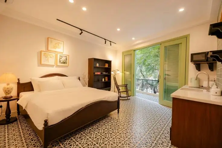 Decor Phòng Ngủ 10m2 Như Thế Nào? Top 21+ Ý Tưởng Hay Mách Bạn 12 Sáng tạo với nền gạch bông cho phòng ngủ đầy phong cách.