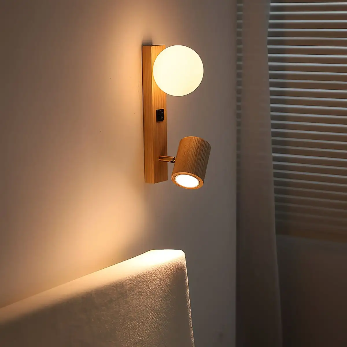 Decor Phòng Ngủ 10m2 Như Thế Nào? Top 21+ Ý Tưởng Hay Mách Bạn 22 Decor phòng ngủ 10m2 với đèn ngủ gắn tường.