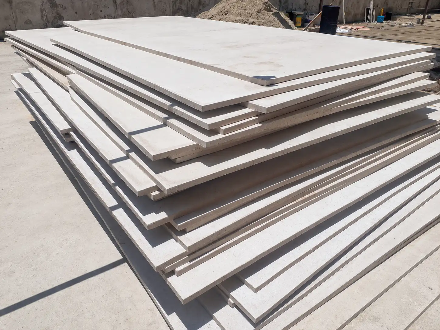 Bề mặt màu xám xi măng tạo nên một mẫu gạch ốp tường phòng ngủ mang đậm chất nghệ thuật đương đại.